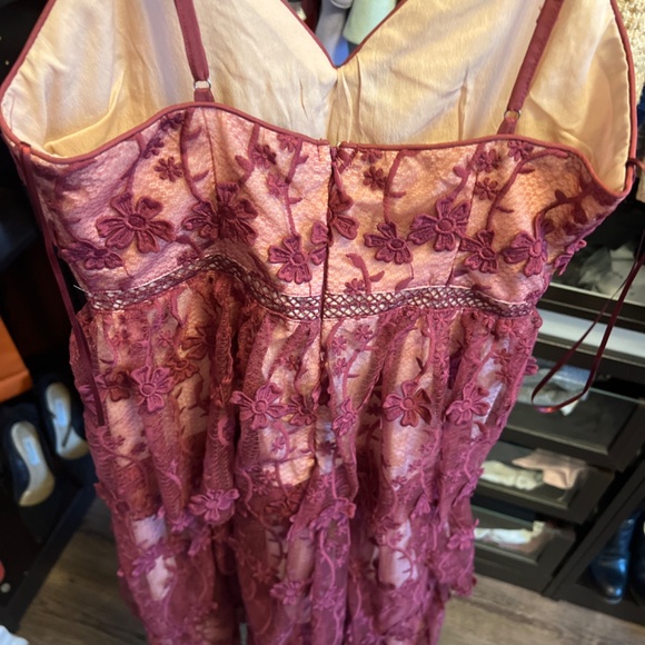 NWT Lace tiered Endless Rose Dress - Picture 4 of 6